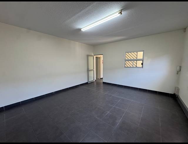 249M² WAREHOUSE TO LET IN CHAMDOR